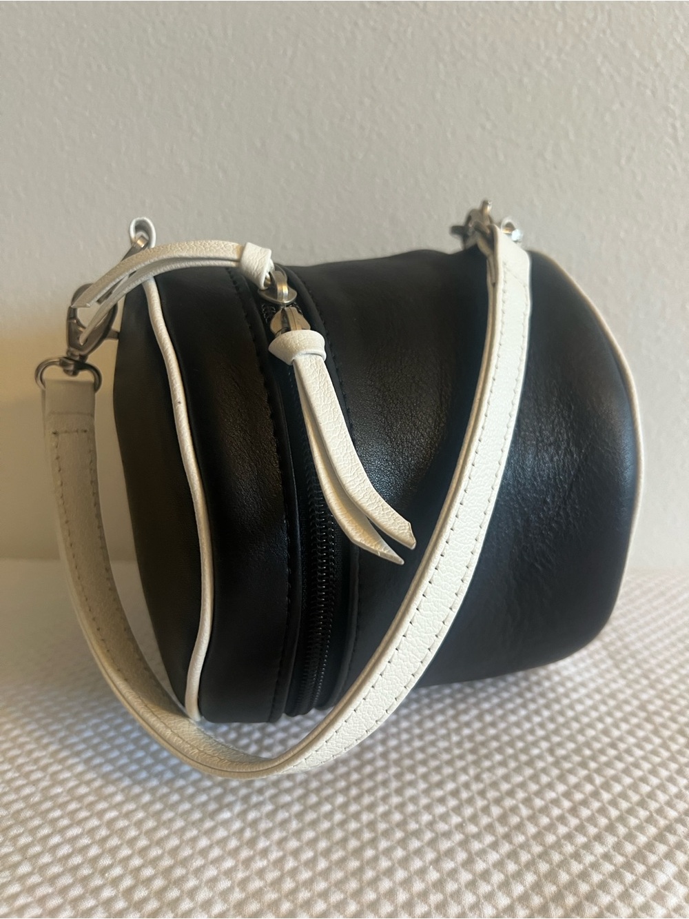 🩷LC Navy Blue and White Barrel Crossbody Bag🩷
